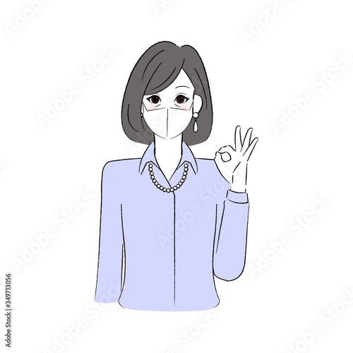 マスクをして指で丸をつくるシニア女性