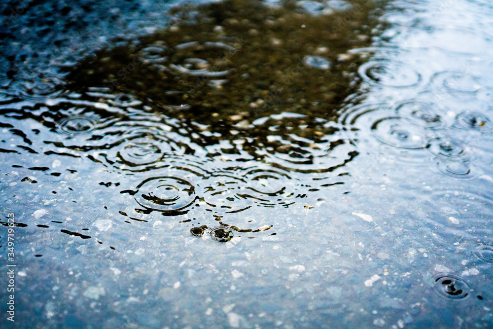 雨 水溜り 波紋 Stock 写真 Adobe Stock 雨 水溜り 波紋 Stock 写真 Adobe Stock