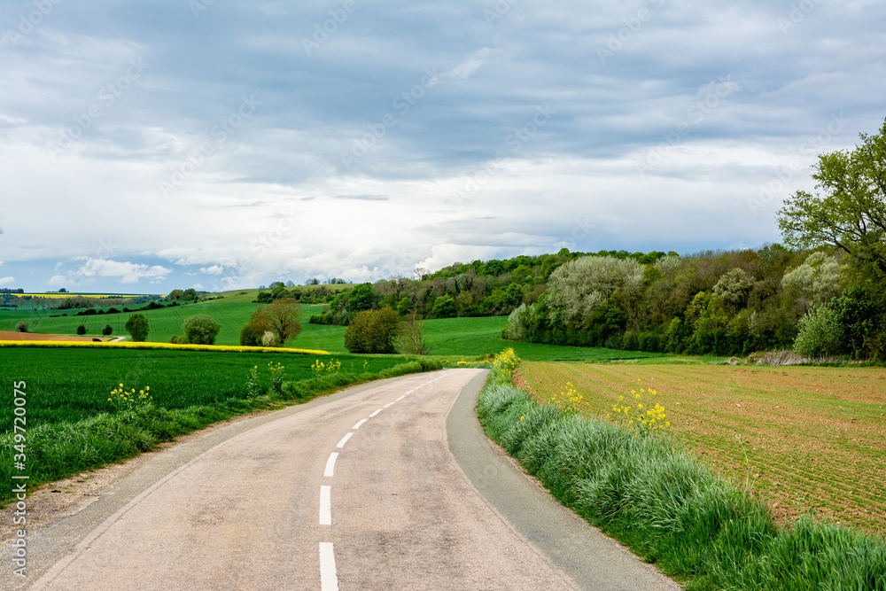 Route de campagne dans le Vexin, en France Route de campagne dans le Vexin, en France