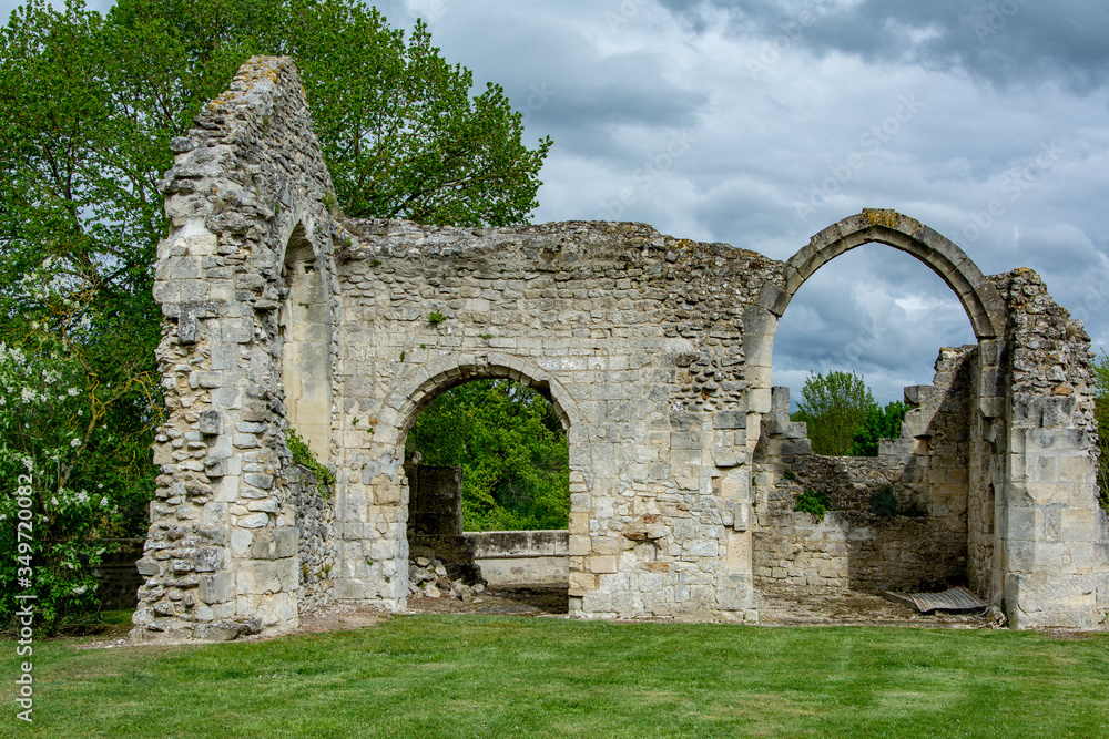 Ruine d'une église, dans le vexin en France
