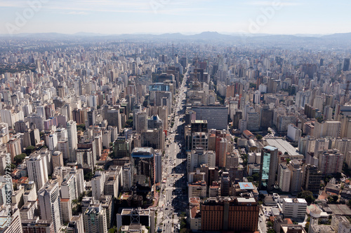 Avenida Paulista em meio a edifícios