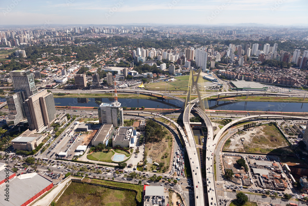 Obraz premium Ocupação na planície aluvial do rio Pinheiros com vista para o Real Parque