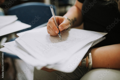 estudiante apuntes bolígrafo mano cuaderno photo