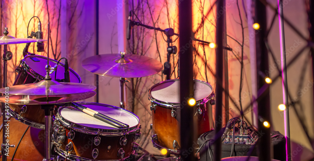 Obraz premium Bright recording Studio. A room for musicians ' rehearsals, with a drum kit in the background. The concept of musical creativity.