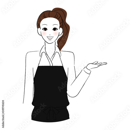 余白を手のひらにのせる女性店員