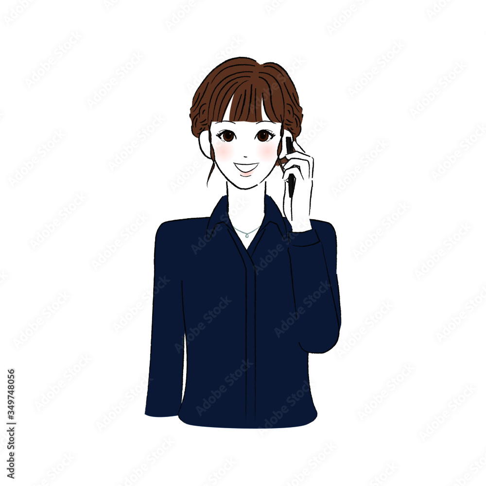 スマホで電話をするシャツを着た女性 スマホで電話をするシャツを着た女性
