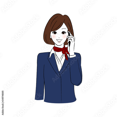 スマホで電話をする制服を着た女性