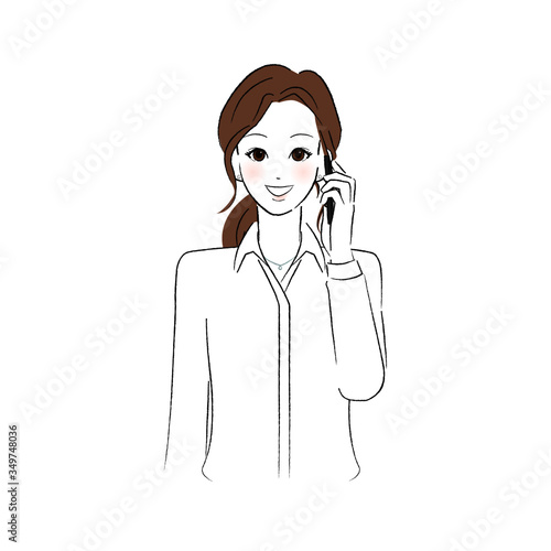 スマホで電話をするシャツを着た女性