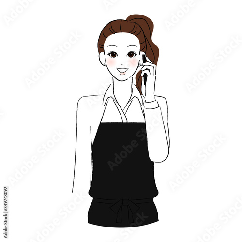スマホで電話をする女性店員