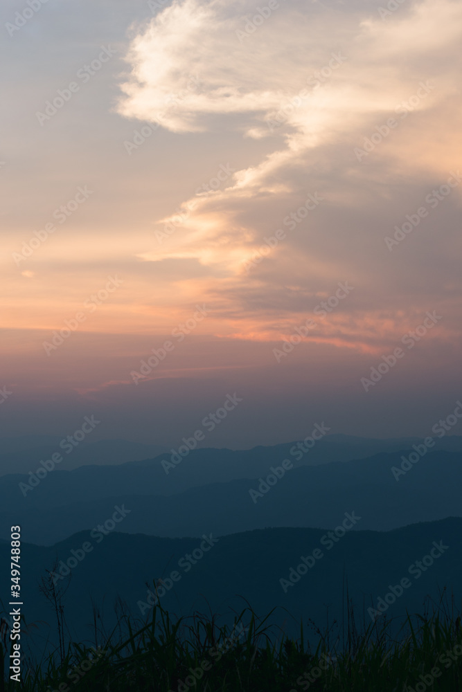 Obraz premium The sky and the mountains alternate after the sun sets.