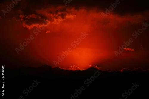 Obraz na plátne sun almost go down in the red sky