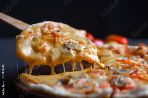 PIZZA CON ABUNDANTE QUESO Y CHAMPIÑONES