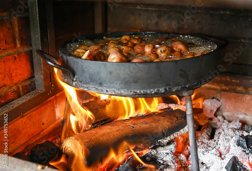 PAPAS ASADAS A LA LEÑA