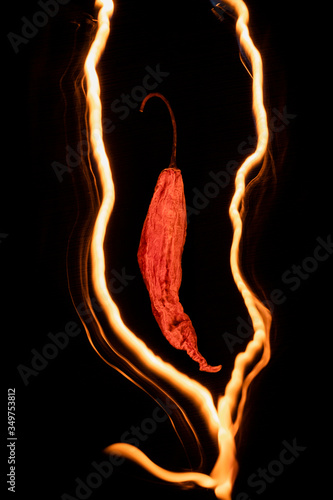 AJI COLORADO CON FONDO NEGRO Y FUEGO