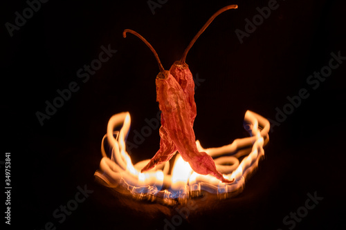 AJI COLORADO CON FONDO NEGRO Y FUEGO