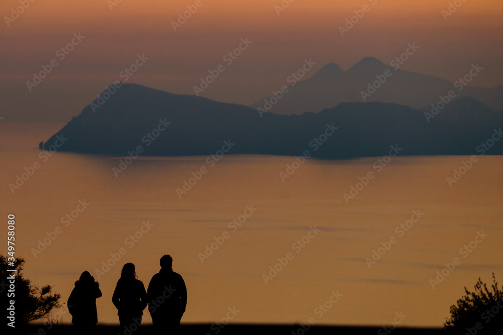 Obraz premium People silhouette enjoying sunset