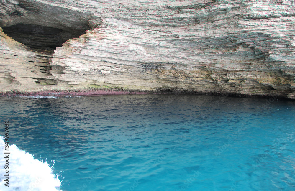 Φωτογραφία interior of a sea cave near the town of Bonifacio in Corsica
