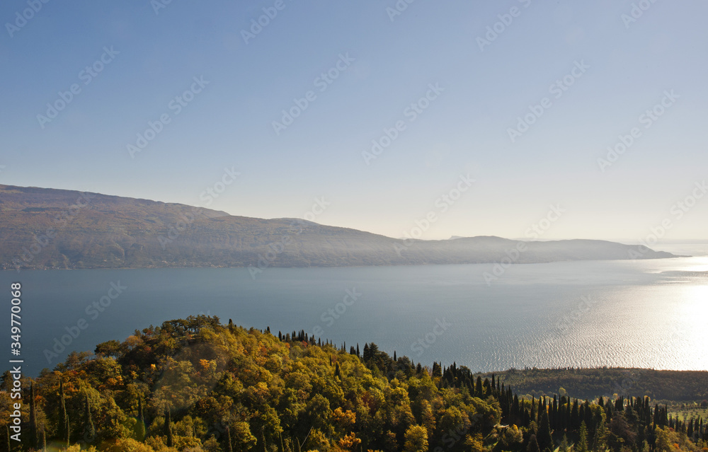 Obraz premium Blick aus der Nähe von Navazzo, Ortsteil von Gargnano, über den Gardasee auf das gegenüber liegende Ostufer, Gardasee, Lago del Garda, Provinz Brescia, Region Lombardei, Italien