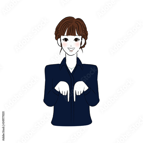 笑顔で指をさすシャツを着た女性