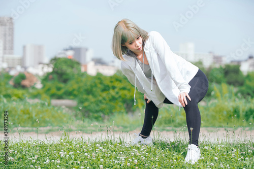 屋外で運動をする女性