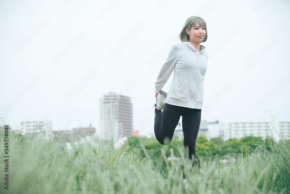 屋外で運動をする女性