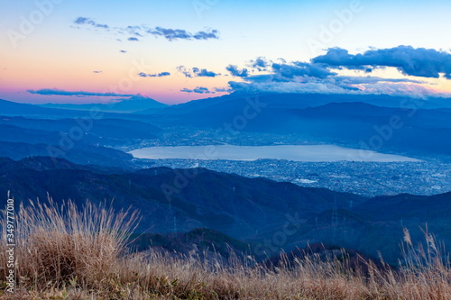 高ボッチ高原から眺める夕日を浴びた富士山そして諏訪湖、長野県岡谷市にて