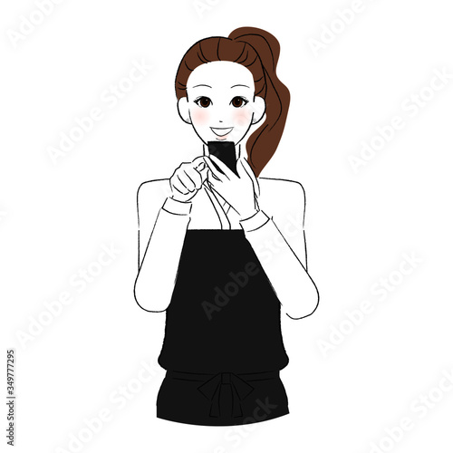 スマホを操作する女性店員
