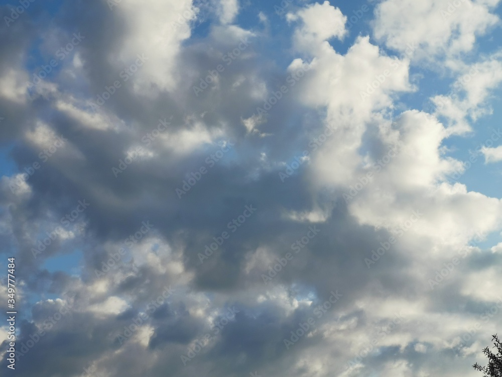 Nubes y cielo azul