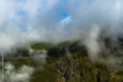 Nebel durchzogene Berglandschaft