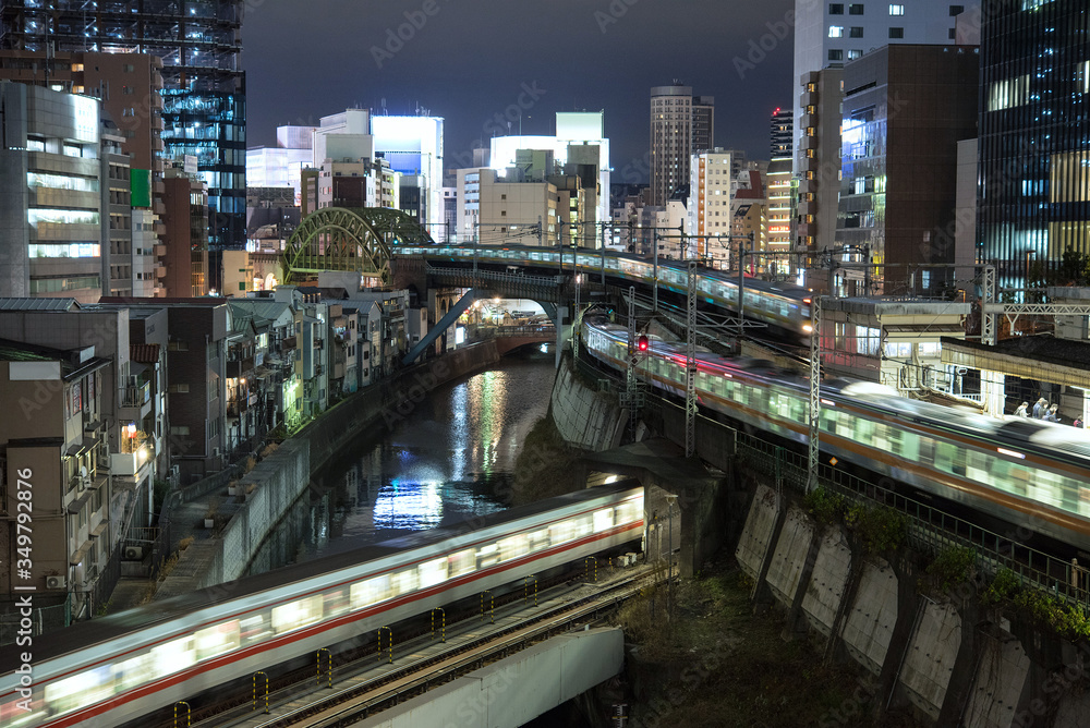 Obraz premium Complex railway system in Tokyo, Japan 複雑な東京の鉄道路線 東京・御茶ノ水駅の夜景
