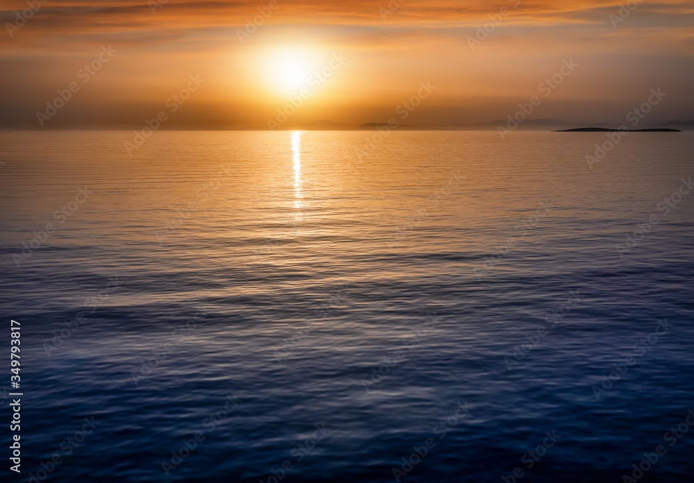 Sonnenuntergang über spiegelglattem Meer als Textur oder Hintergrund