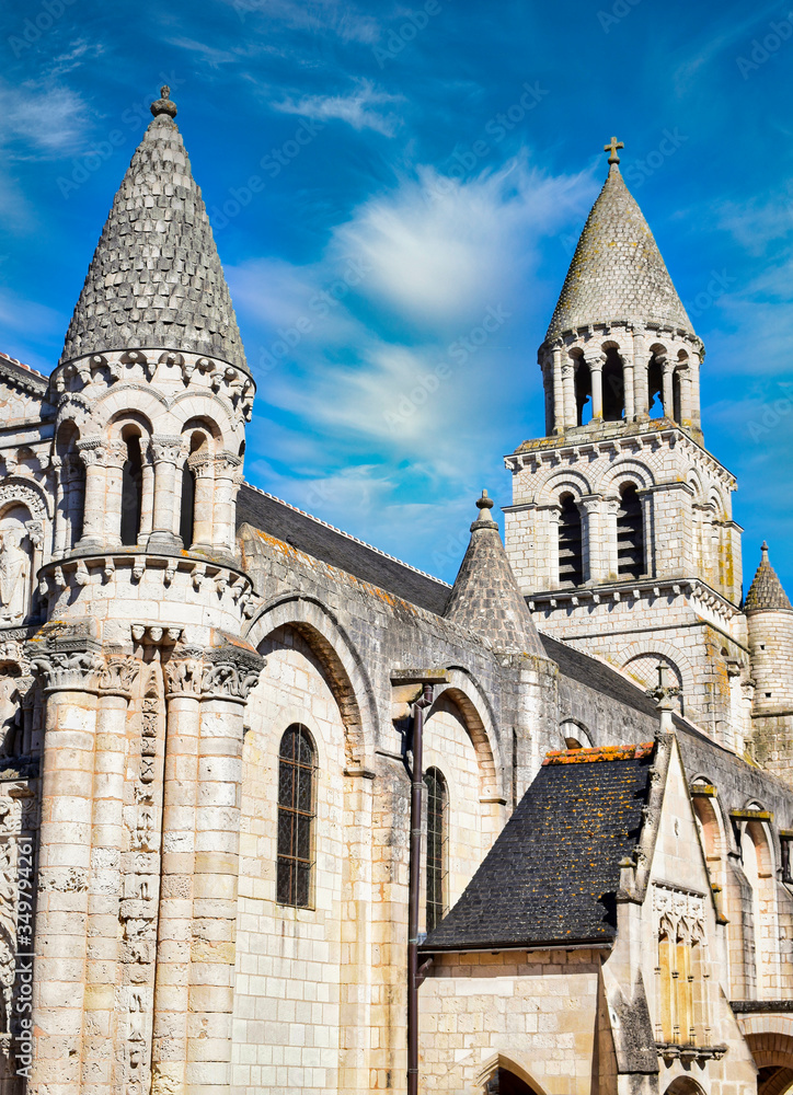 Detalle torre y campanario de Notre Dame la Grande en Poitiers