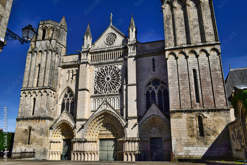 Fachada de la Basilica Catedral de Poitiers