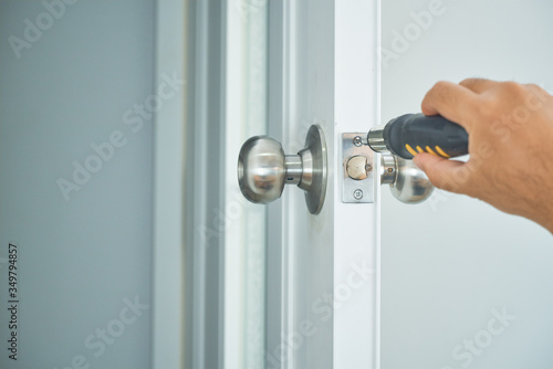 Schilderij op canvas locksmith home service with silver handle and screwsriver on white door
