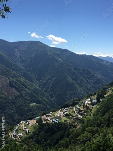 晴れの日の山間の村