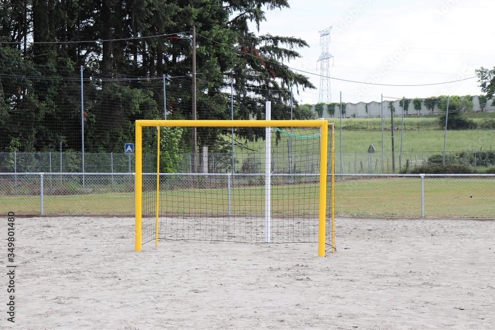 Terrain et cages ou buts de handball jaunes au complexe sportif Jean François Saunier - Village de Grenay - Département Isère - France Terrain et cages ou buts de handball jaunes au complexe sportif Jean François Saunier - Village de Grenay - Département Isère - France