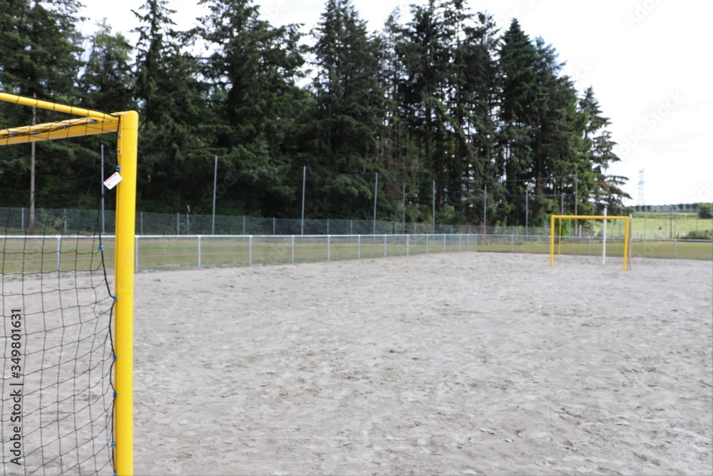 Terrain et cages ou buts de handball jaunes au complexe sportif Jean François Saunier - Village de Grenay - Département Isère - France Terrain et cages ou buts de handball jaunes au complexe sportif Jean François Saunier - Village de Grenay - Département Isère - France
