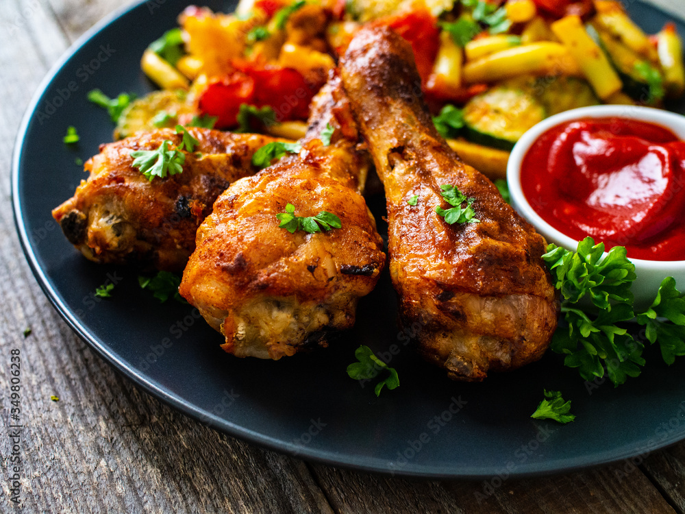 Barbecue chicken drumsticks with vegetables on wooden table
Barbecue chicken drumsticks with vegetables on wooden table