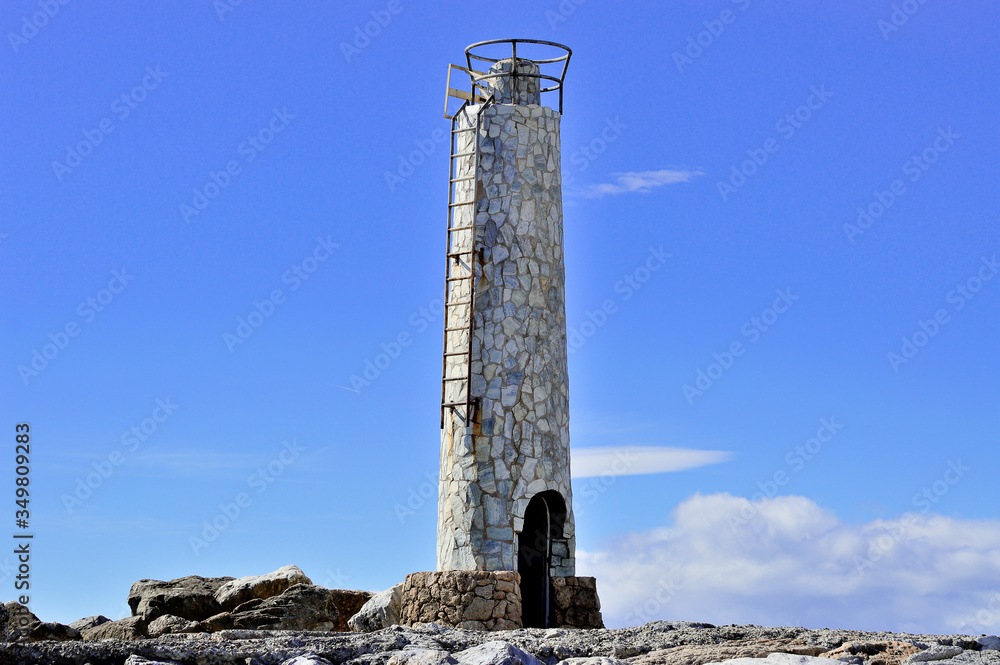 faro marítimo en un acantilado con cielo azul y nubes blancas faro marítimo en un acantilado con cielo azul y nubes blancas