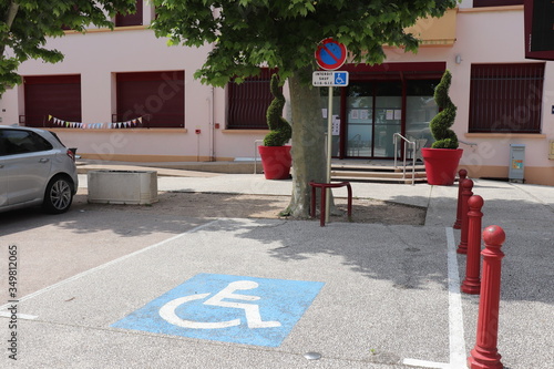 Place de parking pour véhicule pour handicapé  - Village de Grenay - Département Isère - France photo