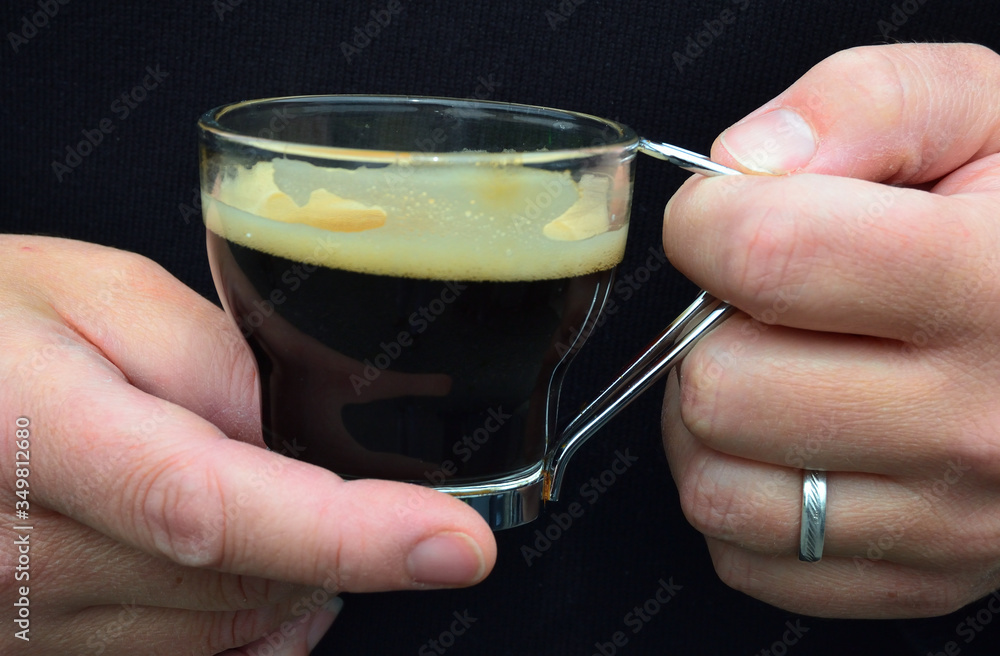 Personne tenant un expresso dans une tasse transparente Personne tenant un expresso dans une tasse transparente