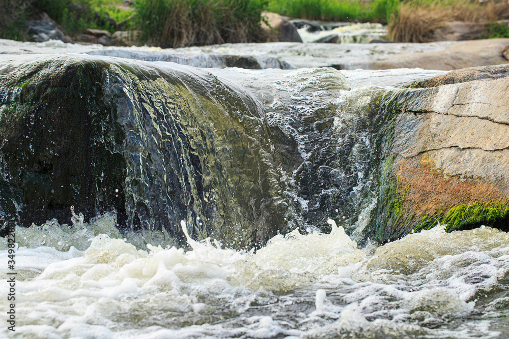 Obraz premium Cascading waterfall on a sunny day