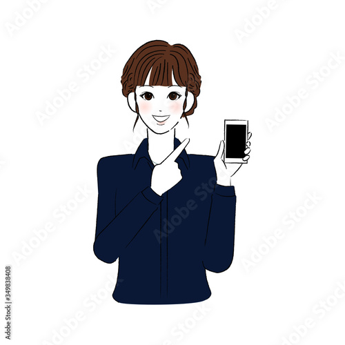 スマホを指差すシャツを着た女性