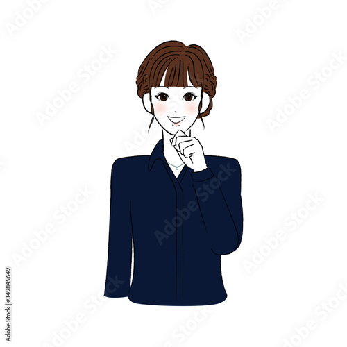 あごに手をあてて微笑むシャツを着た女性