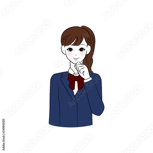 あごに手をあてて微笑む女子学生