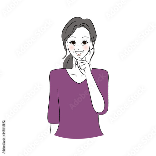 あごに手をあてて微笑むシニア女性