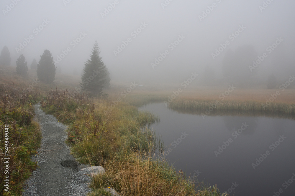 Herbst am Windebensee auf der Nockalmstraße in den Gurktaler Alpen Herbst am Windebensee auf der Nockalmstraße in den Gurktaler Alpen