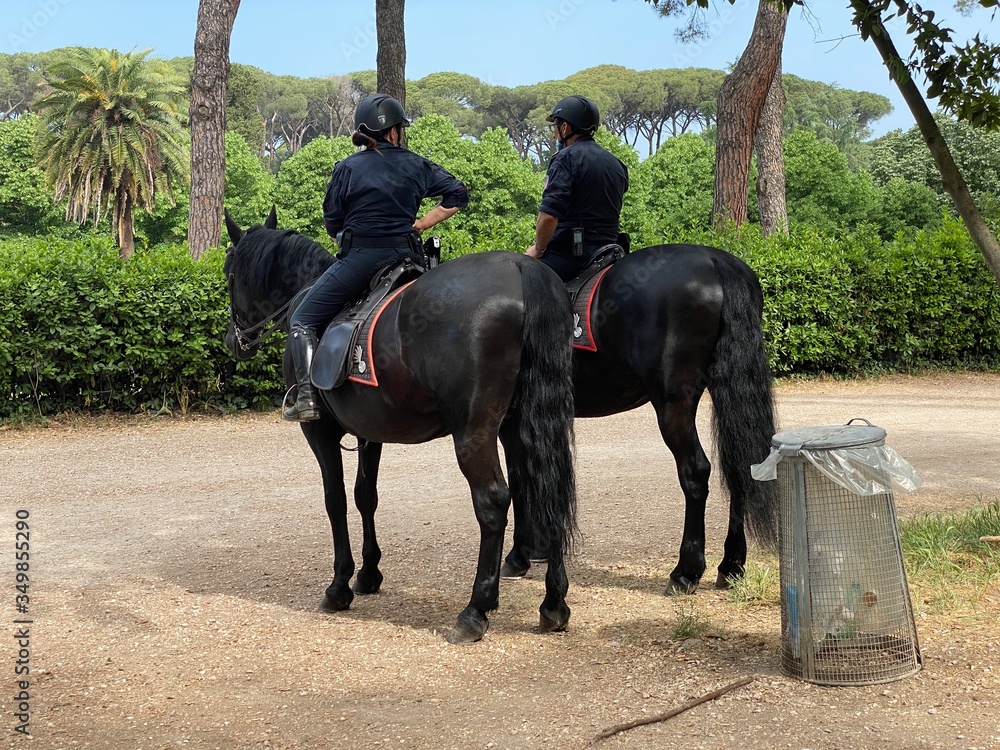 Carabinieri a cavallo a Villa Ada Carabinieri a cavallo a Villa Ada