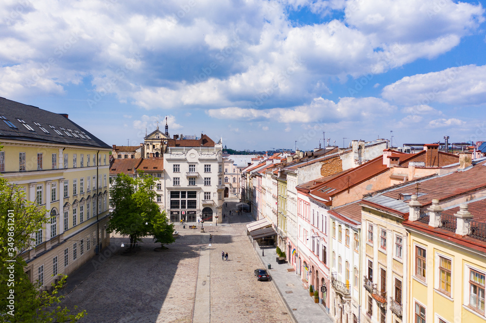 Obraz premium Empty Lviv streets during COVID-19 Quarantine. View on Lviv Market square from drone