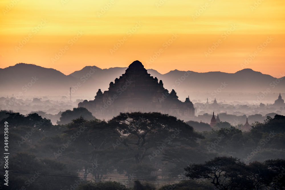 Obraz premium Silhouette Great Pagoda with Morning Mist at Sunrise, Bagan , Myanmar